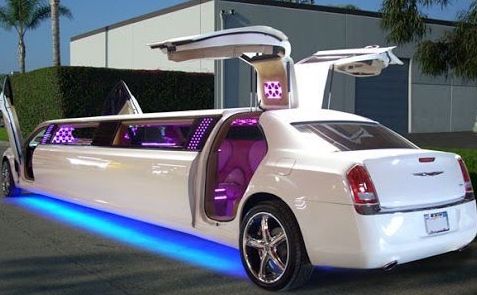 biała limuzyna w warszawie z drzwiami otwieranymi do góry jet door