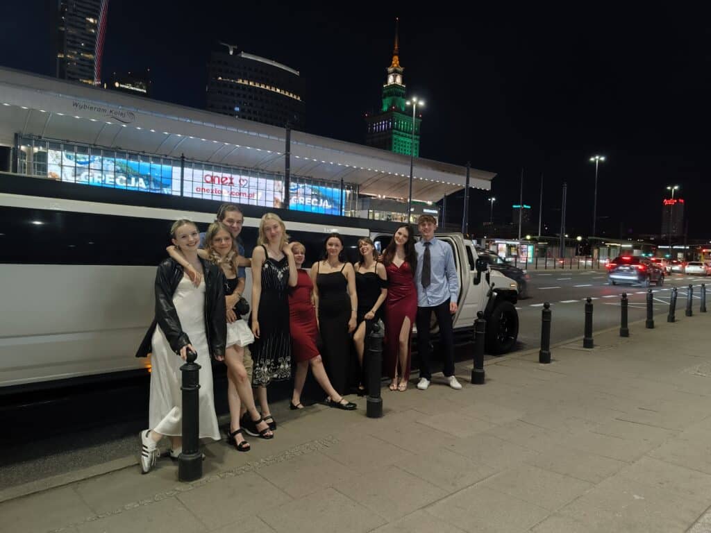 grupa nastolatków wynajęła limuzynę w centrum warszawy