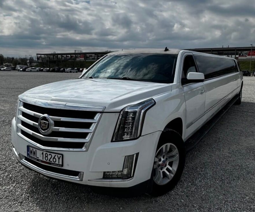 biała limuzyna cadillac na stadionie narodowym w warszawie do dyspozycji