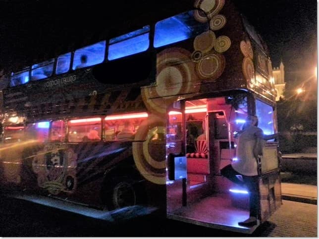 kolorowy party bus na wieczór kawalerski dla przyjaciół i pana młodego